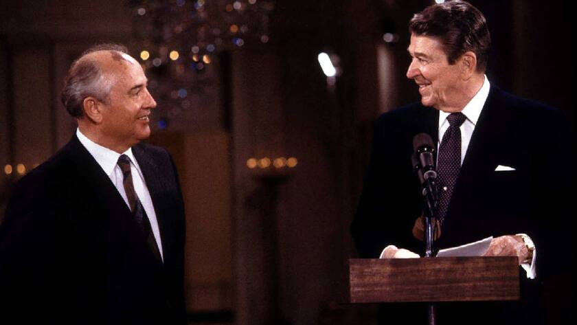 Michail Gorbatschow 1987 mit Ronald Reagan: Der sowjetische Staatschef trug viel zum Ende des Eisernen Vorhangs bei.