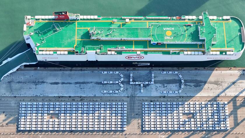 Beladung von E-Autos von BYD auf das eigene Containerschiff.