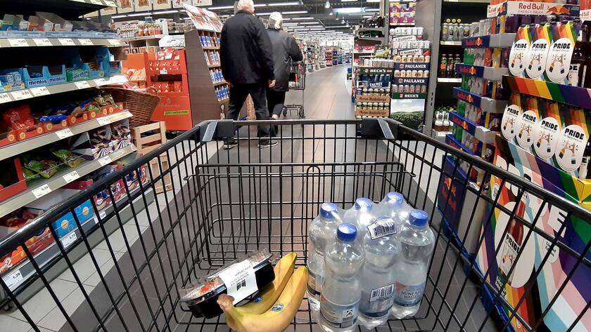 Einkauf in einem Supermarkt oder Discounter zu Zeiten von Corona und Krieg in der Ukraine. Einkauf in Zeiten von Corona und Krieg in der Ukraine *** Shopping in a supermarket or discount store at the time of Corona and war in Ukraine Shopping at the time of Corona and war in Ukraine