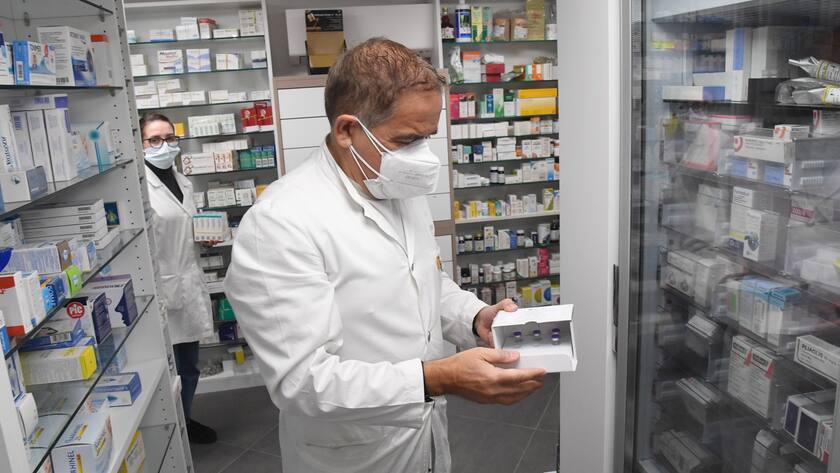 epa09574071 A pharmacist prepares the third dose of Pfizer Biontech coronavirus vaccine against Covid-19 to a person in a pharmacy in Milan, Italy, 10 November 2021. EPA/DANIEL DAL ZENNARO