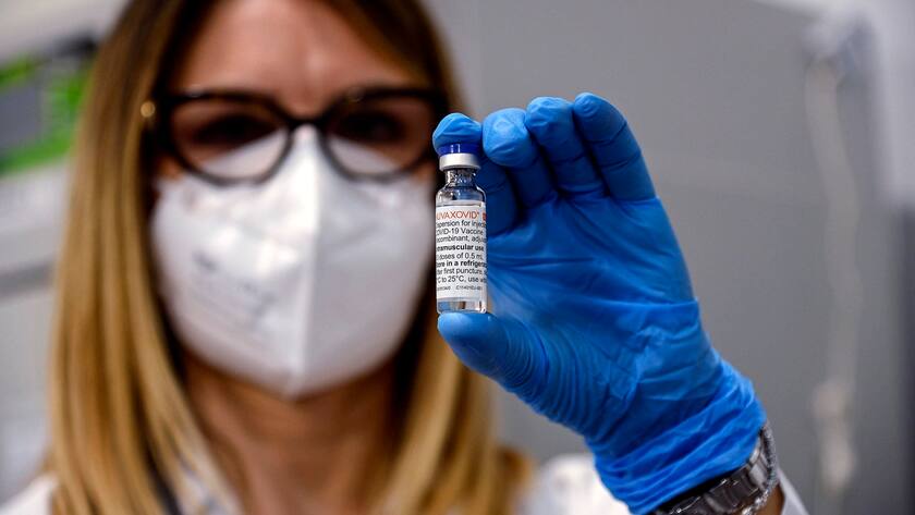 Eine Ärztin zeigt eine Ampulle mit dem Covid-Impfstoff von Novavax.