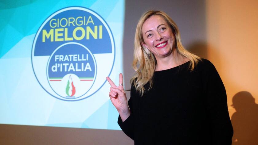 epa06435267 Right-wing party Brothers of Italy (Fratelli d'Italia) leader Giorgia Meloni flashes the victory sign during the national assembly of the party in Bologna, Italy, 13 January 2018. The general elections in Italy will take place on 04 March. EPA/GIORGIO BENVENUTI