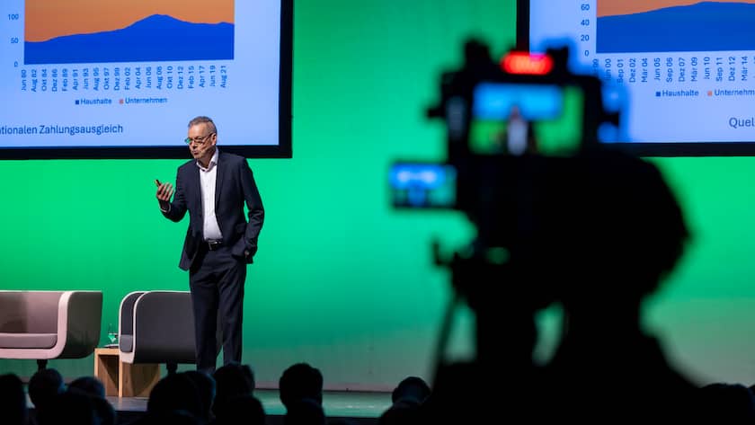 Finance Forum Liechtenstein 2024, Bild aufgenommen im Vaduzersaal in Vaduz am 21.05.2024 - Referat, Inflation, Zinsen, Finanzstabilität: Wohin geht die Reise? mit Peter Bofinger Ãkonom und Professor für Volkswirtschaft FOTO & COPYRIGHT: DANIEL SCHWENDENER