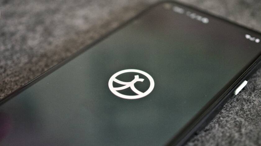 Die App startet auf: Handy mit dem Logo der Digitalbank Radicant