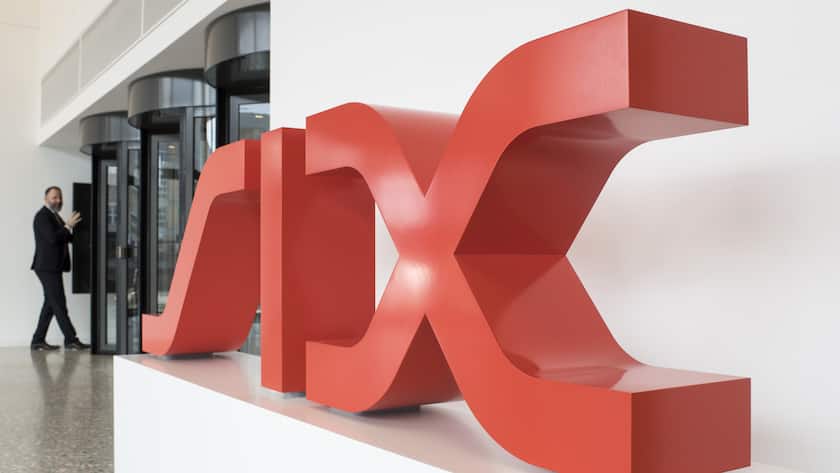 Menschen bewegen sich vor dem Logo der SIX Group, aufgenommen am Mittwoch, 21. Maerz 2018, in Zuerich. (KEYSTONE/Ennio Leanza)