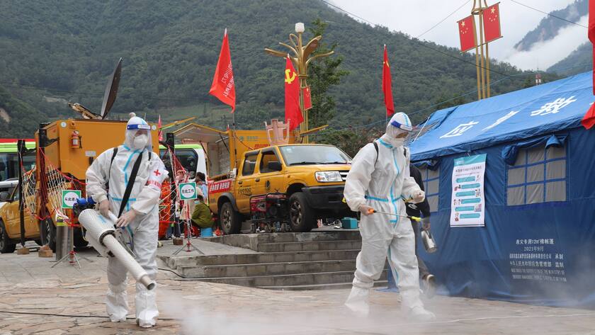 Desinfektionstrupp in Chengdu: China hält eisern an Zero-Covid fest.