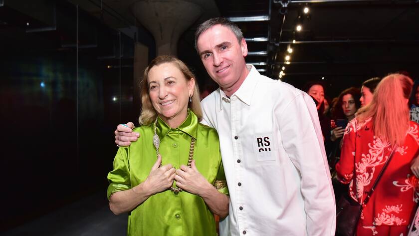 Raf Simons wird Co-Chefdesigner bei Modekonzern Prada NEW YORK, NY - MAY 04:  (EDITORS NOTE: This image has been retouched at the request of Prada.) Designer Miuccia Prada and Designer Raf Simons attend the Prada Resort 2019 fashion show on May 4, 2018 in New York City.  (Photo by Sean Zanni/Getty Images)