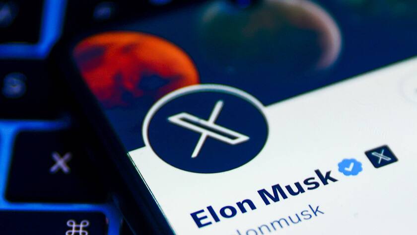 Twitter New Logo Elon Musk Twitter account with new X Twitter logo as his profile picture is displayed on a mobile phone screen for illustartion photo. Krakow, Poland on July 24, 2023. Krakow Poland PUBLICATIONxNOTxINxFRA Copyright: xBeataxZawrzelx originalFilename: zawrzel-twittern230724_npvsk.jpg