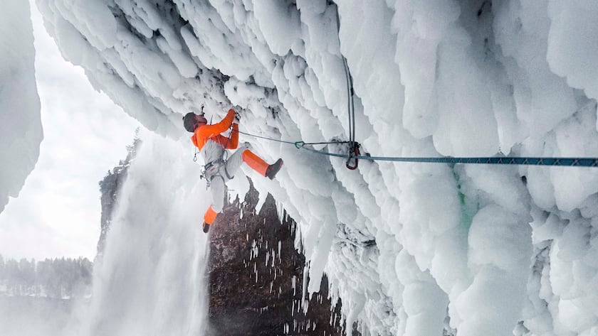 Der Extrembergsteiger und Mammut Pro-Team Athlet Dani Arnold eröffnet im Februar 2018 eine neue Eiskletter-Route in den weltbekannten Helmcken Falls in British Columbia, Kanada. Dani gibt der neuen Route den Namen âPower Shrimpsâ â weil die Eiszapfen in dieser Grotte verdreht sind, Stacheln haben und krumm wie Shrimps sind. (PPR/Mammut/Thomas Senf)