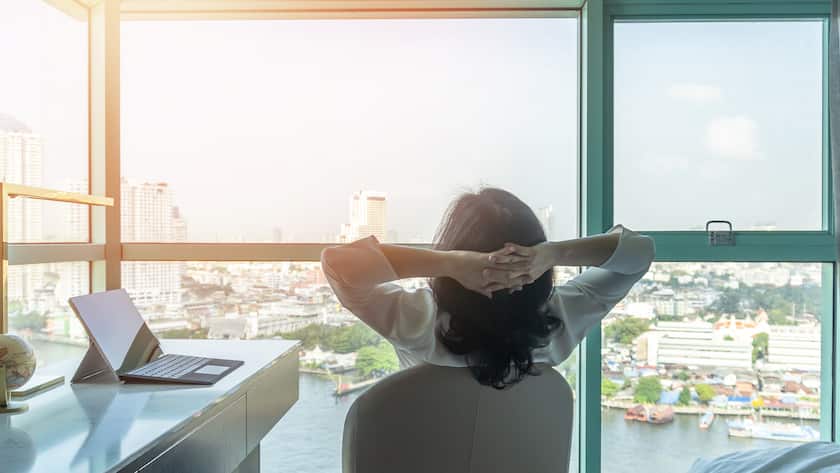 Frau entspannt am Bürotisch