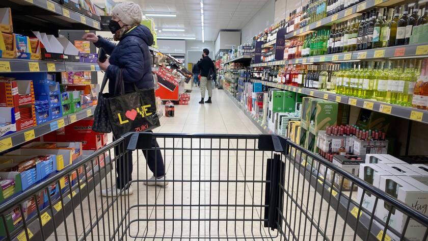 Shoppen bei Aldi: Die Lebenshaltungskosten sind in Deutschland massiv gestiegen.