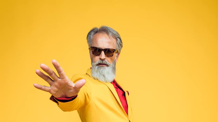 Ein älterer Mann mit gelben Jacket auf gelbem Hintergrund