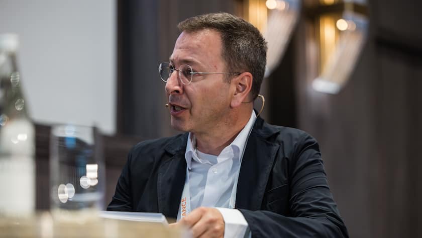 Andrea Hohendahl, Chefredaktor von HZ Insurance während einer Paneldiskussion am HZI Forum 25 im Park Hyatt.