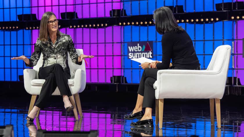 ARK-Chefin Cathie Wood (l.) an einer Podiumsdiskussion: Die Staranlegerin hatte zuletzt einige Misserfolge zu verzeichnen.