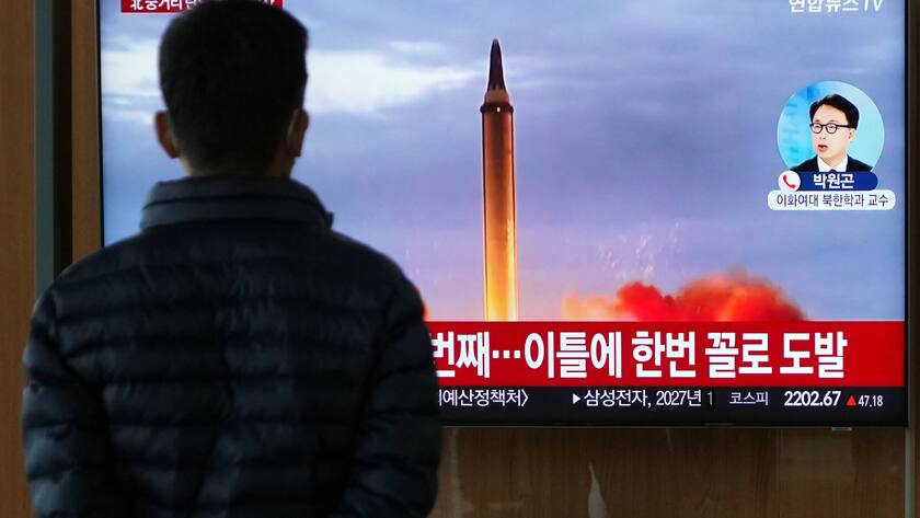 North Korea IRBM SEOUL, SOUTH KOREA, OCT. 4: A traveler watches the breaking news of the North Korean missile issue at Seoul Station in Seoul, Sout Korea, on October 4th, 2022. North Korea launched the IRBM missile across the Japanese Island. Seoul South Korea 7608_263941 Copyright: xSeokyongxLee/PentaxPressx