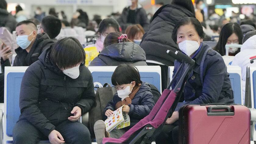 Passagiere am Bahnhof in Peking: Bald werden auch Flugreisen für Chinesen wieder einfacher.