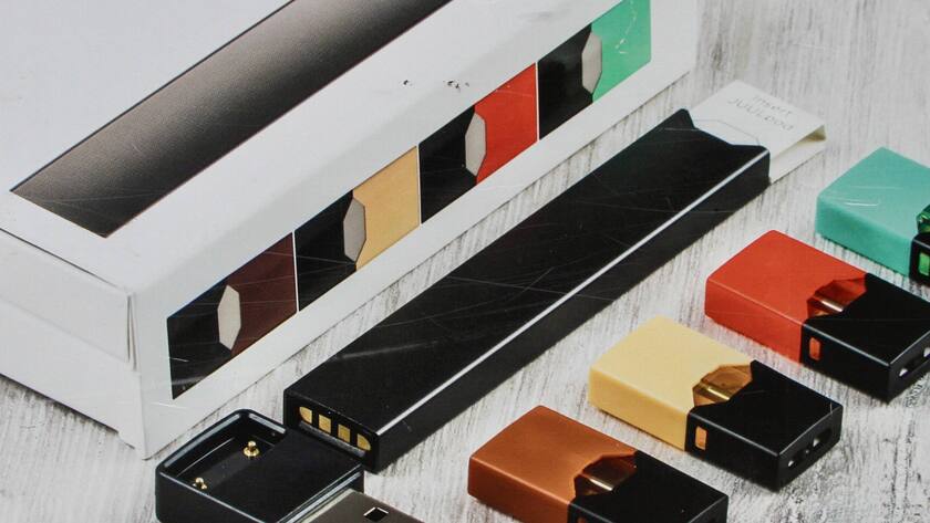 June 2022, New York, USA: The U.S. Food and Drug Administration FDA has banned the sakes of Juul vape products from US market starting from Thursday 23. Some doctors and health officers have mentioned the dangers of people especially young ones, of using e-cigarettes which is mostly responsible for vaping epidemic. PUBLICATIONxNOTxINxUSA Copyright: xNiyixFotex