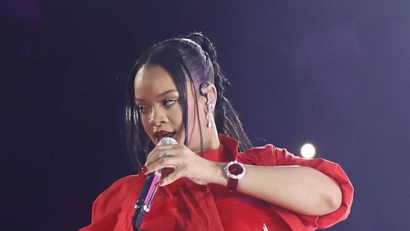 Rihanna am Super Bowl 2023: Am Handgelenk eine Schweizer Luxusuhr.