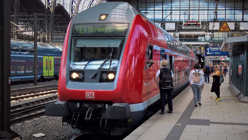 Hamburg, auch Hansestadt Hamburg, ist mit rund 1,85 Millionen Einwohnern die zweitgroesste Stadt Deutschlands. Foto: DB Deutsche Bahn, der RE1 von Hamburg nach Schwerin am Hamburger Hbf *** Hamburg, also known as the Hanseatic City of Hamburg, is the second largest city in Germany with a population of around 1.85 million Photo DB Deutsche Bahn, the RE1 from Hamburg to Schwerin at Hamburg main station