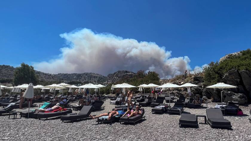 Smoke from Wildfire s looms over the Island of Rhodes, Greece Smoke from Wildfire s looms over the holiday island of Rhodes as Wildfire s reignite due to strong winds views from Viglika Beach, Near Lindos, Greece, 22nd July 2023 Photo by Mark Cosgrove/News Images Lindos Island of Rhodes Lindos Greece Copyright: xMarkxCosgrove/NewsxImagesx