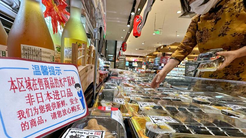 Sushi in Peking: Auf dem Schild steht, dass die Meeresfrüchte nicht aus Japan kommen.