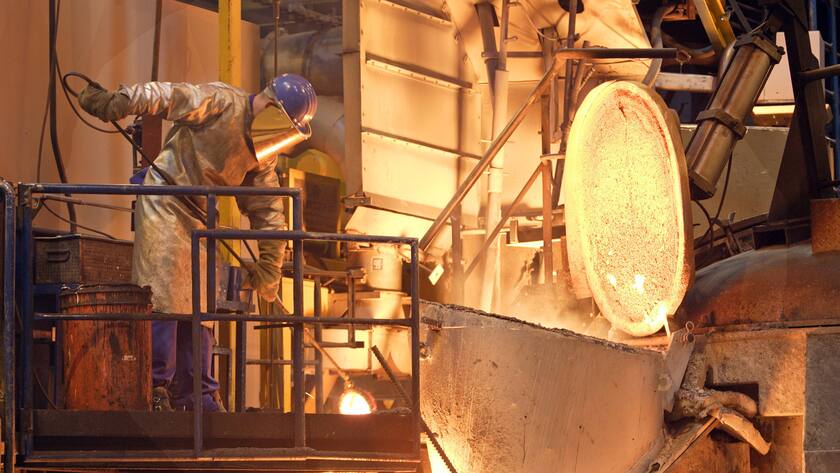 Arbeiter in der Eisengiesserei GEORG FISCHER in Leipzig . Berlin , 25.02.2006 , Berlin Deutschland PUBLICATIONxINxGERxSUIxAUTxONLY Copyright: xLiesaxJohannssenxWorkers in the Iron foundry Georg Fischer in Leipzig Berlin 25 02 2006 Berlin Germany PUBLICATIONxINxGERxSUIxAUTxONLY Copyright xLiesaxJohannssenx