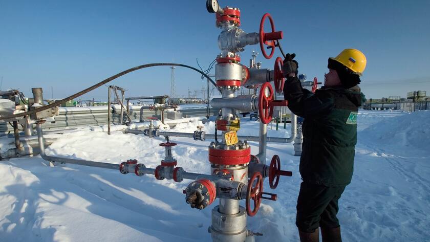 Ein Rigger kümmert sich am 27. Januar 2004 außerhalb der Stadt Nefteyugansk in Sibirien um ein Rohrleitungssystem auf einer Bohrinsel der Firma YUKOS.