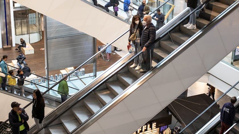 Menschen sind im wiedergeoeffneten Einkaufszentrum Glatt in Wallisellen am Mittwoch, 13. Mai 2020. (KEYSTONE/Alexandra Wey)
