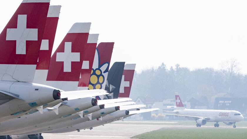 Parkierte Maschinen der Swiss auf dem Flughafen in Duebendorf, am Freitag, 20. Maerz 2020 aufgenommen von Duebendorf. Aufgrund des stark reduzierten Flugangebots der Fluggesellschaft Swiss werden Flugzeuge der Airbus A320er-Familie temporaer an den Flughafen Duebendorf verlegt. (KEYSTONE/Ennio Leanza)