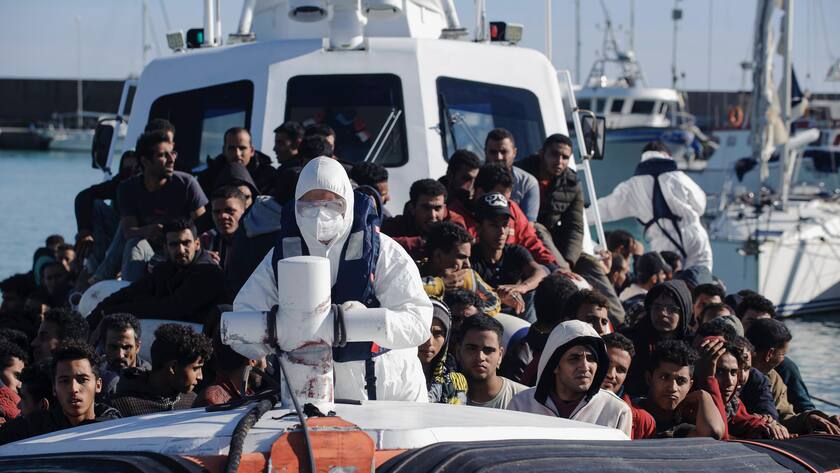 Flüchtlinge werden in Italien an Land gebracht: Das Land wehrt sich gegen die Aufnahme von Bootsflüchtlingen.