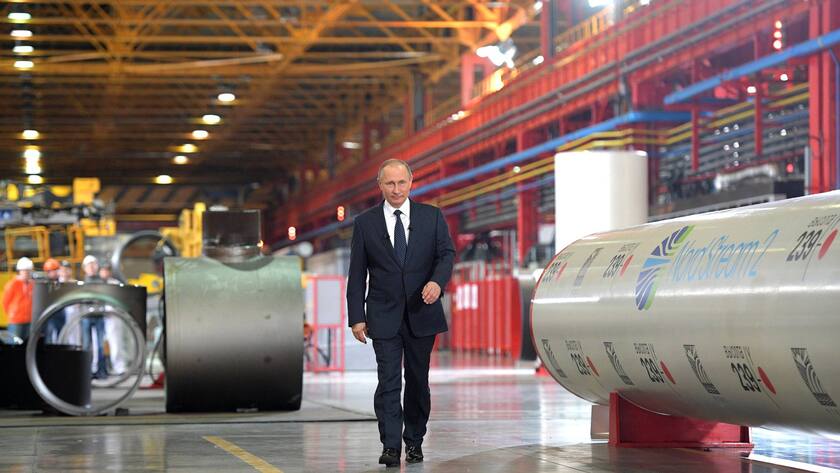 Vladimir Putin läuft einer Gaspipeline in Russland entlang.