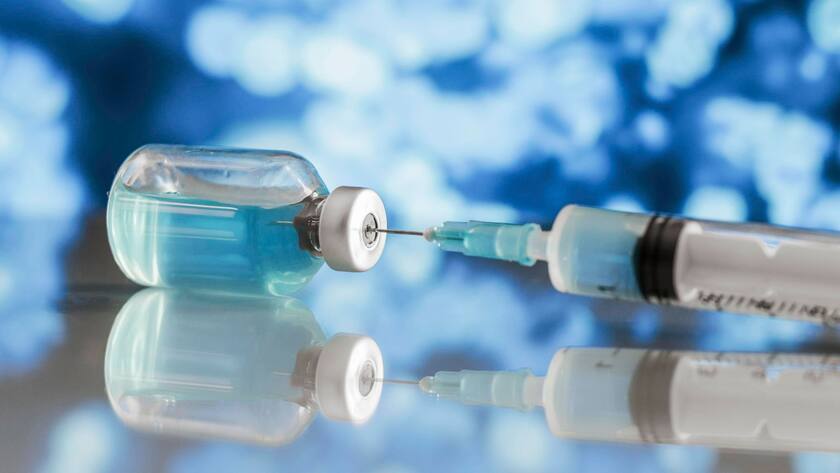 Spritzen Impfstoff Flaschen Tabelle *** Syringes Vaccine Bottles Table Copyright: imageBROKER/OleksandrxLatkun ibxole09581777.jpg Bitte beachten Sie die gesetzlichen Bestimmungen des deutschen Urheberrechtes hinsichtlich der Namensnennung des Fotografen im direkten Umfeld der Veröffentlichung