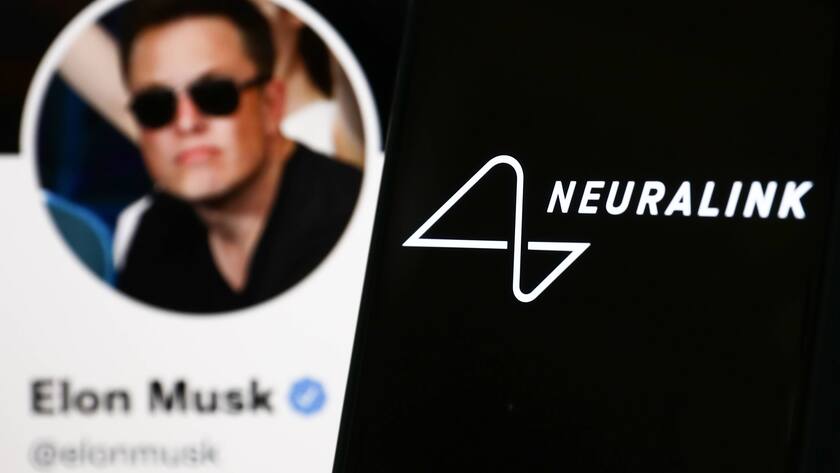 Elon Musks Twitter Profil unscharf im Vordergrund dahinter das Neuralink-Logo auf schwarzem Hintergrund.