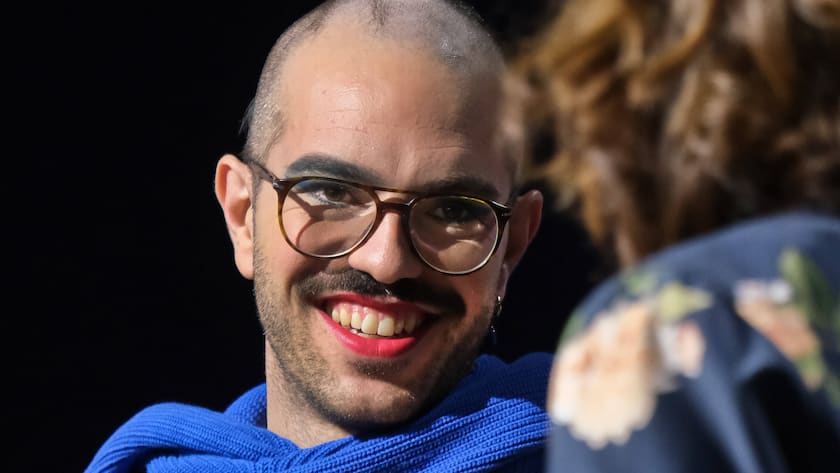 Entertainment Bilder des Tages 19.10.2022, Frankfurt, DEU Kim de LHorizon, Traeger des Deutschen Buchpreis, auf der Buehne der ARD im Gespraech *** 19 10 2022, Frankfurt, DEU Kim de L Horizon, winner of the German Book Prize, in conversation on the stage of ARD.