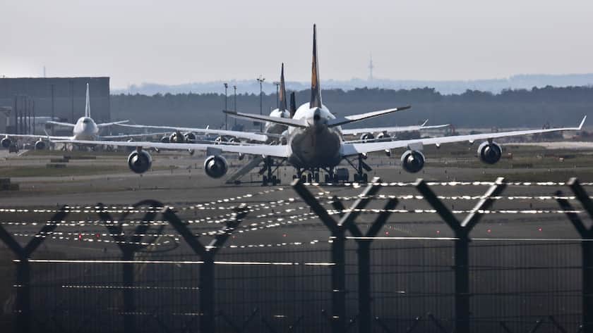 24.03.2020, Frankfurt, DEU, Wegen der Coronavirus-Pandemie werden die Flugzeuge der deutschen Fluggesellschaft Lufthansa auf dem Frankfurter Flughafen stillgelegt. *** 24 03 2020, Frankfurt, DEU, Due to the coronavirus pandemic, the aircraft of the German airline Lufthansa at Frankfurt Airport will be decommissioned