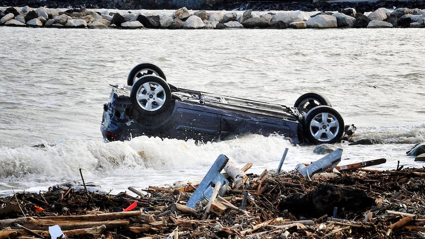 Lawinen aus Schlamm und Geröll rissen auf Ischia Autos und sogar Häuser mit.