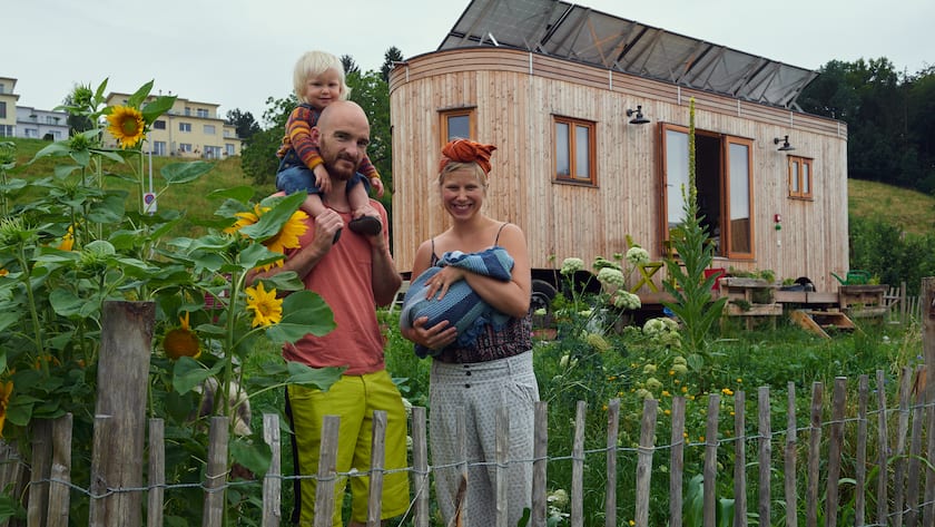 René Reist und Amelie Böing vor ihrem Tiny House