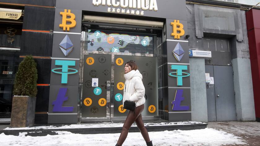 Bitcoin Cryptocurrency And Stock Markets Fall Amid In Ukraine War Fears A wpman walks past a cryptocurrency exchange point in the center of Kyiv, Ukraine on 24 January 2022. Bitcoin dropped below $34 000, to six-month low, as fears of war in Ukraine shake stock markets, according to media. Kyiv Ukraine PUBLICATIONxNOTxINxFRA Copyright: xSTRx originalFilename: sindeyev-notitle220124_npAOZ.jpg