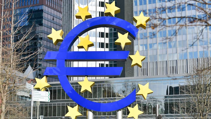 Euro Symbol vor EZB in Frankfurt am Main