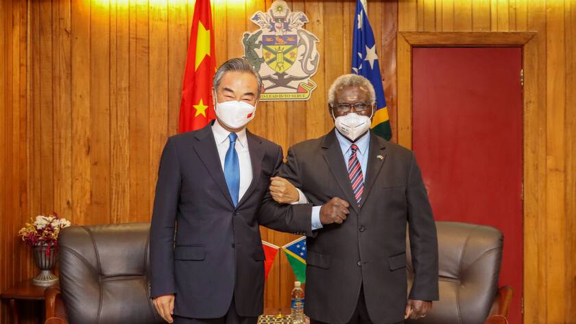 Chinas Aussenminister Wang Yi und Premier Manasseh Sogavare von den Salomonen.