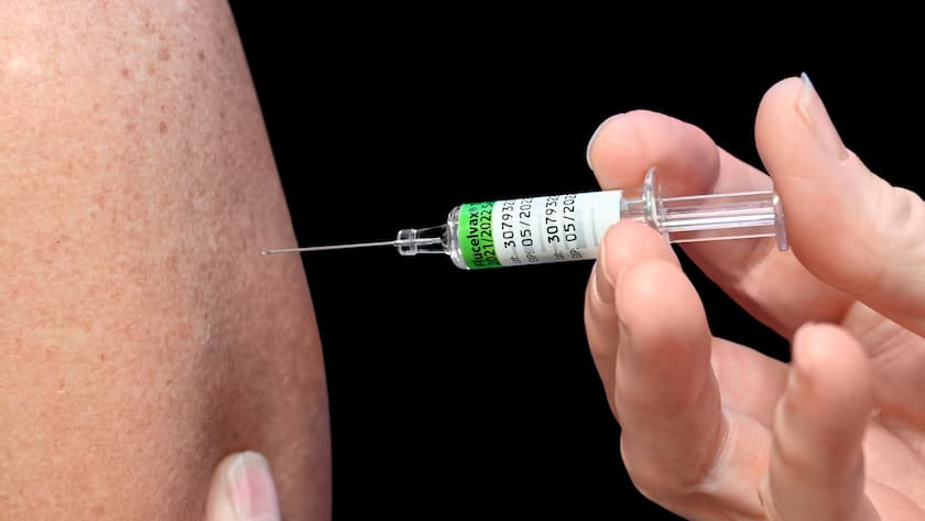 Mann erhält Grippeimpfung