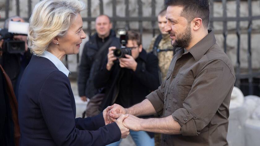 April 8, 2022, Kyiv , Ukraine: European Commission President URSULA VON DER LEYEN and President of Ukraine VOLODYMYR ZELENSKYY shake hands ahead of their meeting in Kyiv. Kyiv Ukraine - ZUMA 20220408_int_z03_072 Copyright: xUkrainexPresidencyx