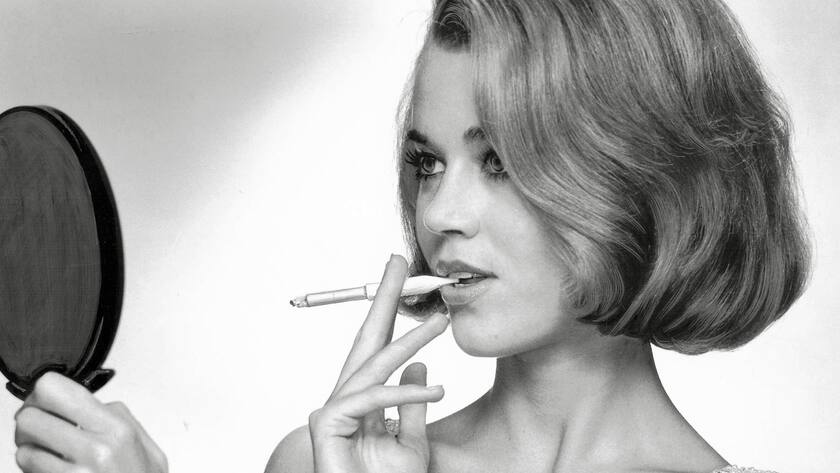 Jane Fonda mit Zigarette und Spiegel (ca. 1963)