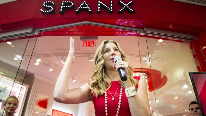 Sara Blakely schafft es mit Shapewear zur Milliardärin Spanx founder and Clearwater native Sara Blakely welcomes shoppers to the grand opening and ribbon cutting for the Spanx store at International Plaza on Friday, April 11, 2014, in Tampa. - ZUMAs70