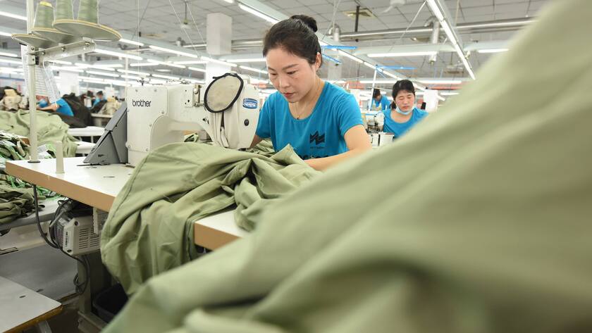 Rural Women s Employment Market LIANYUNGANG, CHINA - AUGUST 14, 2023 - A female worker works on an assembly line to produce clothing for export orders in Lianyungang, Jiangsu Province, China, August 14, 2023. Lianyungang Jiangsu China PUBLICATIONxNOTxINxFRA Copyright: xCFOTOx originalFilename: cfoto-ruralwom230814_npyrx.jpg