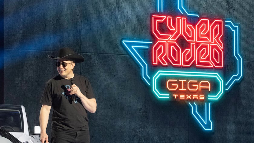 April 7, 2022, Austin, Texas, USA: Tesla CEO ELON MUSK addresses the invited 15,000 guests at the new Tesla Gigafactory Texas near Austin during its private grand opening event. The plant is the largest manufacturing facility in the U.S. and will gear up to turn out over 1,000 electric cars per day. Austin United States - ZUMAd150 20220407_znp_d150_058 Copyright: xBobxDaemmrichx