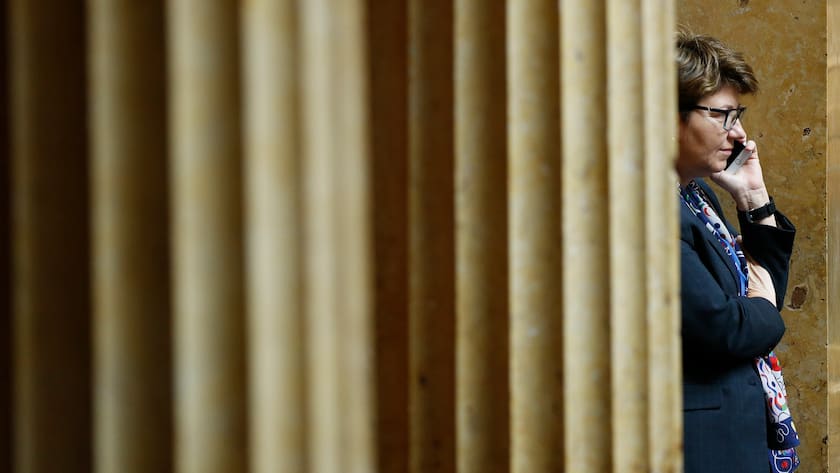 VBS-Chefin und Bundespräsidentin Viola Amherd hält sich im Hintergrund, wenn es um die Ruag geht: Am Telefon während einer Debatte im Nationalrat während der Wintersession.