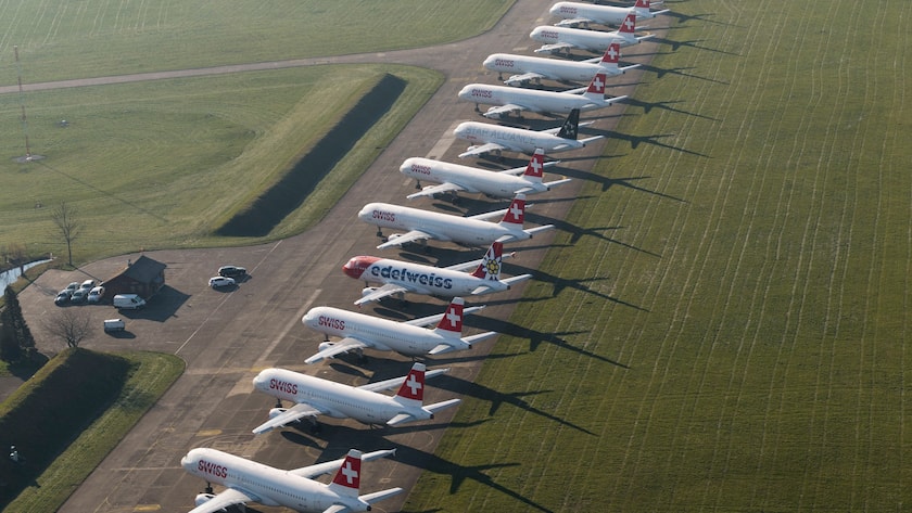 Corona-Krise 2020, COVID-19, aus Platz- und Kostengründen wurden 23 Flugzeuge der Swiss, Edelweiss und Helvetic auf den Flugplatz Dübendorf verlegt, Airbus A320/A321, Embraer ERJ190, Taxiway L