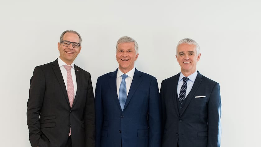 Philipp Gmür, Vorstandsmitglied SVV; Rolf Dörig, Präsident SVV und Thomas Helbling, Direktor SVV (v.l.) an der Jahresmedienkonferenz des Schweizerischen Versicherungsverbandes.