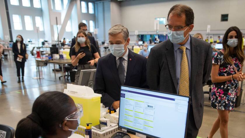 August 10, 2021, Montreal, PQ, Canada: Federal Innovation Minister Francois-Philippe Champagne, left, and Stephane Bancel, chief executive of Moderna Therapeutics, visit a COVID-19 vaccination clinic, Tuesday, August 10, 2021 in Montreal. Moderna announced it will build a new research and production facility in Canada. Montreal Canada PUBLICATIONxINxGERxSUIxAUTxONLY - ZUMAc35_ 20210810_zaf_c35_001 Copyright: xRyanxRemiorzx